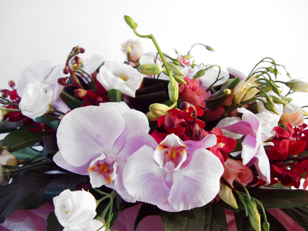 Букет из розовых орхидей, красных орхидей и роз
