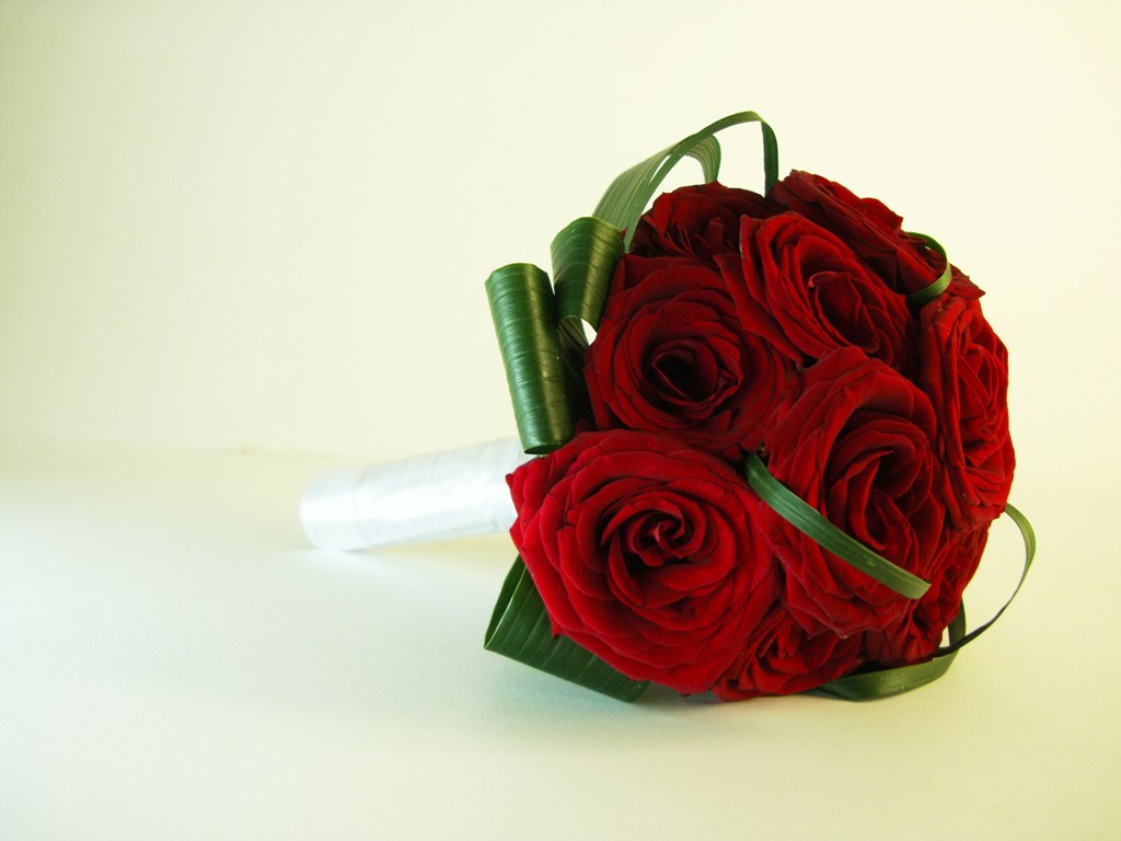 Букет невесты из красных роз c бутоньеркой