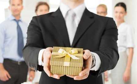 Как выбрать подарок начальнику: 10 идей для успешных отношений