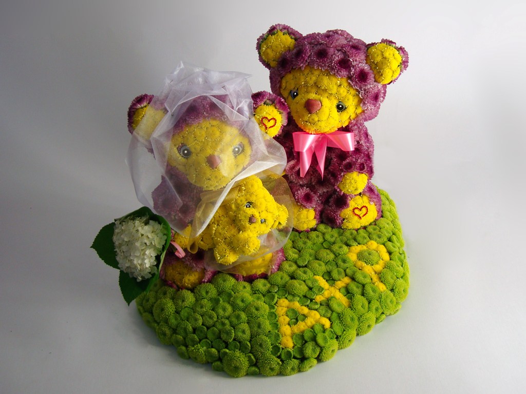 Мишки-молодожены из живых цветов с медвежонком