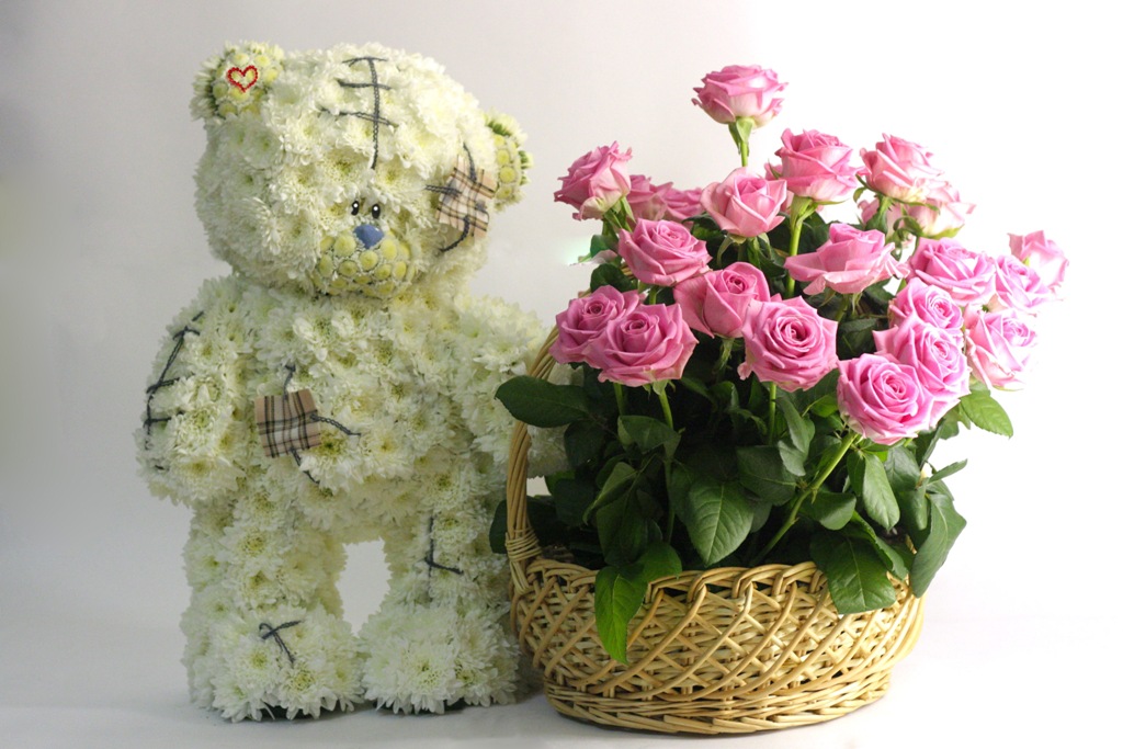 Мишка Тедди из живых цветов с заплатками, стоящий на лапках