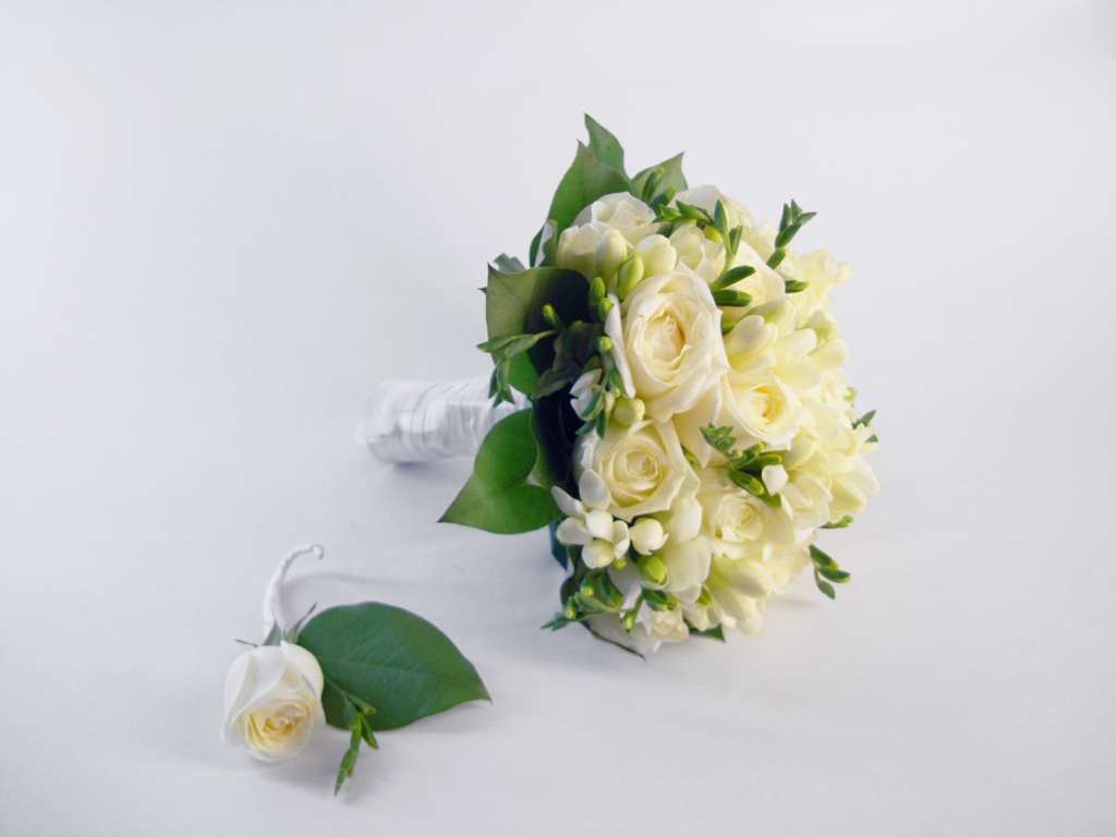 Букет невесты из белых роз с бутоньеркой
