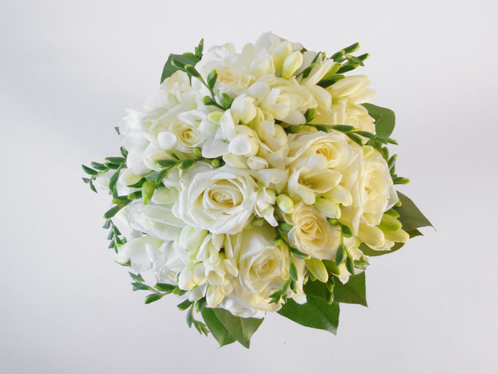 Букет невесты из белых роз с бутоньеркой