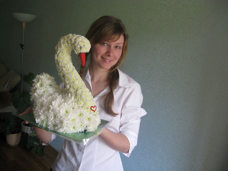 Лебедь из живых цветов - 35 см - Оригинальный подарок на свадьбу